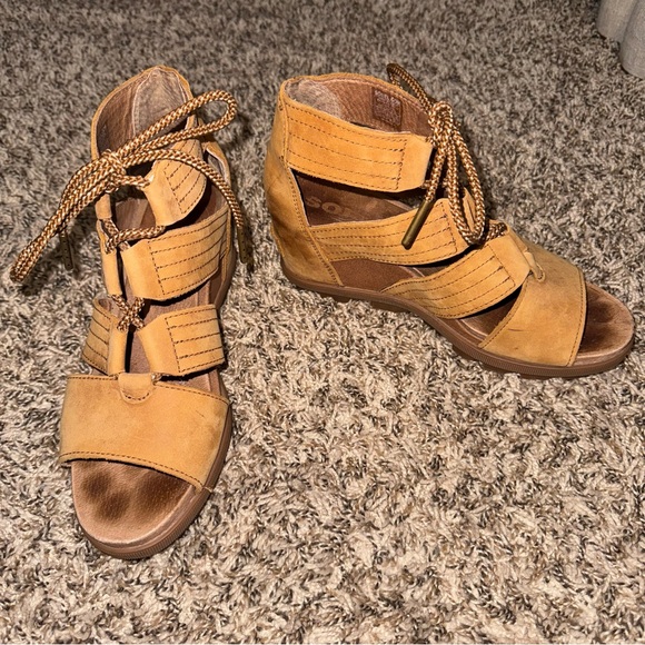 SOREL Women's 8.5 Tan Joanie II Lace Wedge Sandals - Picture 3 of 9